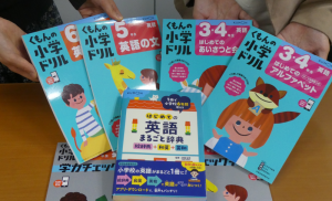 「きくもん」アプリで音声を聞くことのできる 『はじめての英語まるごと辞典』と、『小学ドリル』の英語シリーズ